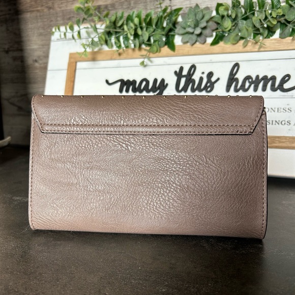 Clutch - Picture 2 of 5